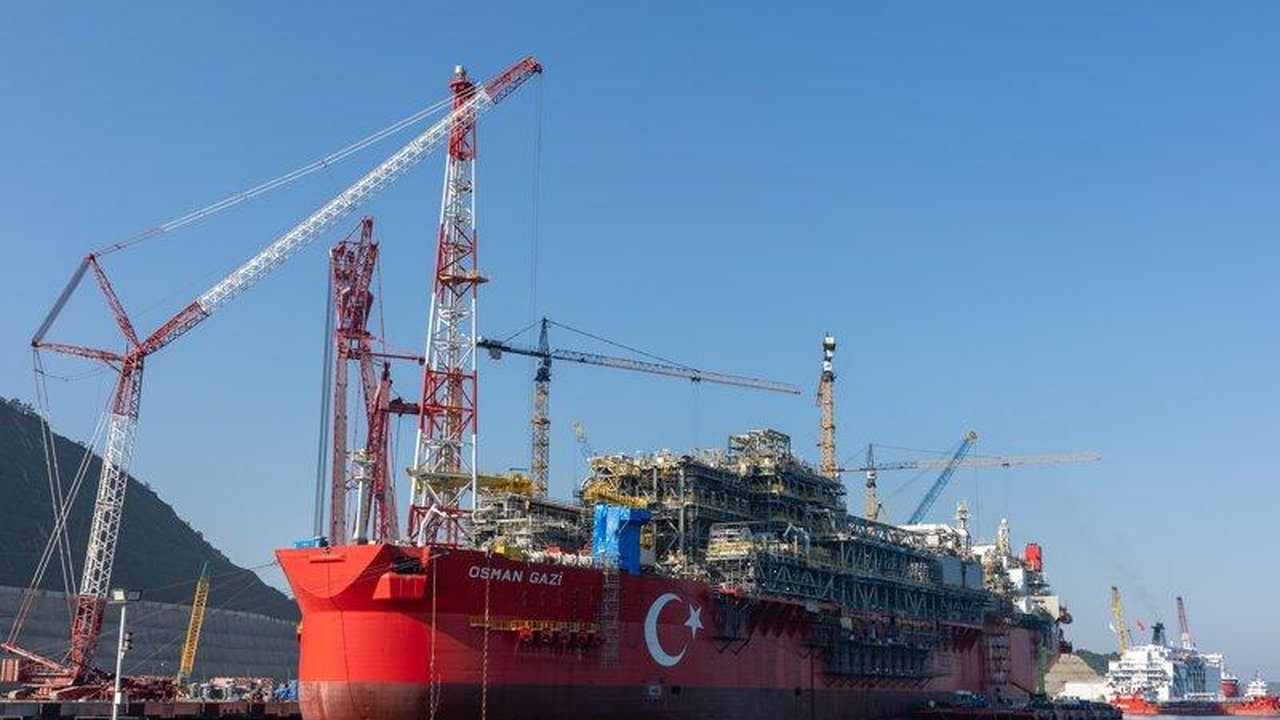 Foto - Karadeniz’de tarihi gün! Türkiye’nin yüzer enerji kalesi Osman Gazi gümbür gümbür yola çıkıyor