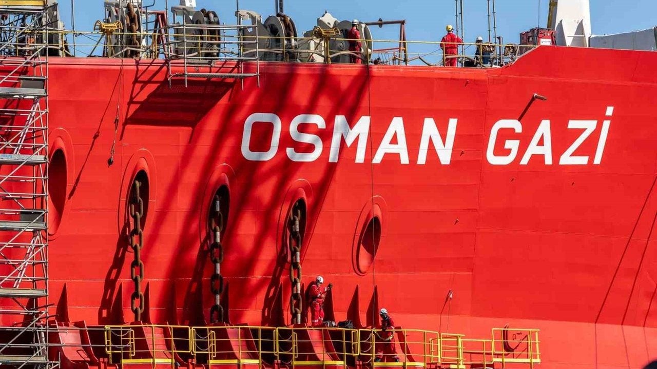 Foto - Karadeniz’de tarihi gün! Türkiye’nin yüzer enerji kalesi Osman Gazi gümbür gümbür yola çıkıyor
