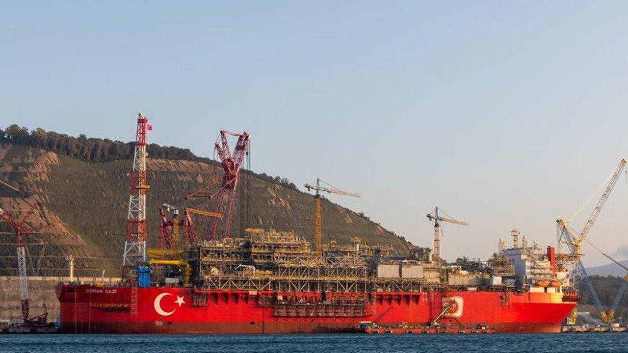 Foto - Karadeniz’de tarihi gün! Türkiye’nin yüzer enerji kalesi Osman Gazi gümbür gümbür yola çıkıyor