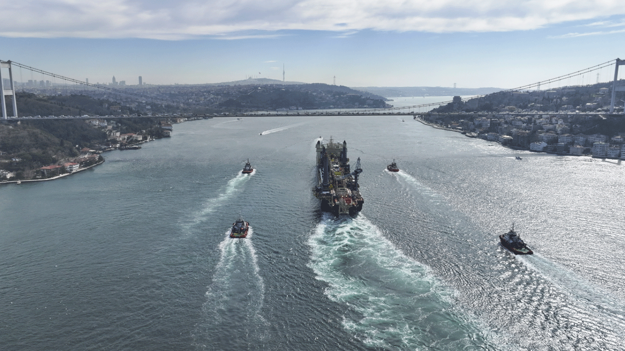 Foto - Karadeniz'deki doğal gazı Türkiye'ye bağlamıştı! "Castorone" İstanbul Boğazı'ndan geçti