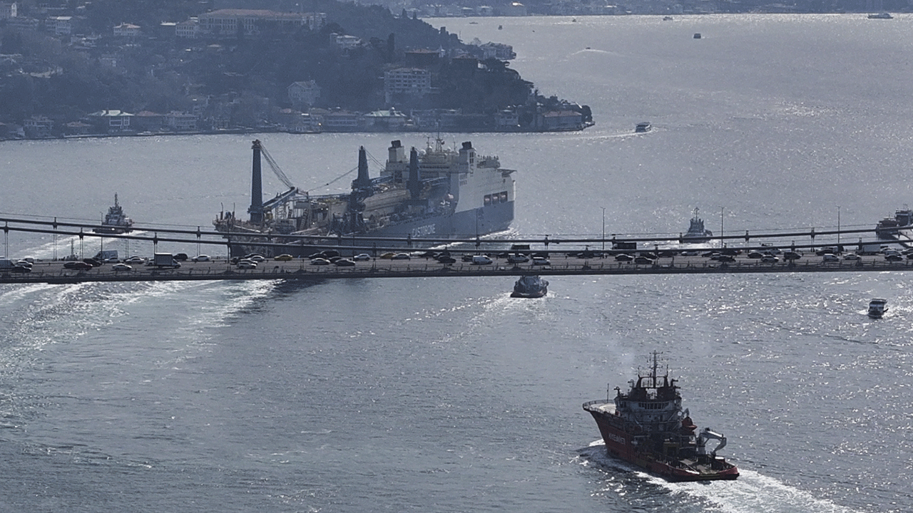 Foto - Karadeniz'deki doğal gazı Türkiye'ye bağlamıştı! "Castorone" İstanbul Boğazı'ndan geçti