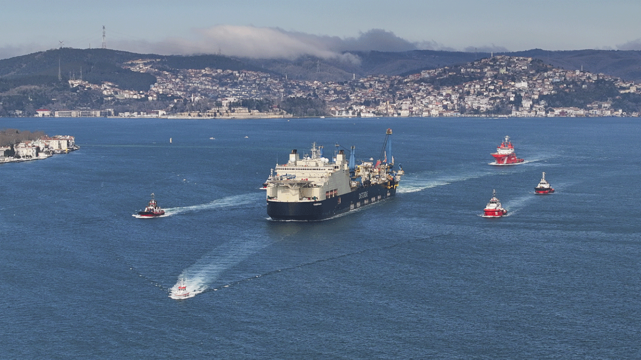 Karadeniz'deki doğal gazı Türkiye'ye bağlamıştı! "Castorone" İstanbul Boğazı'ndan geçti