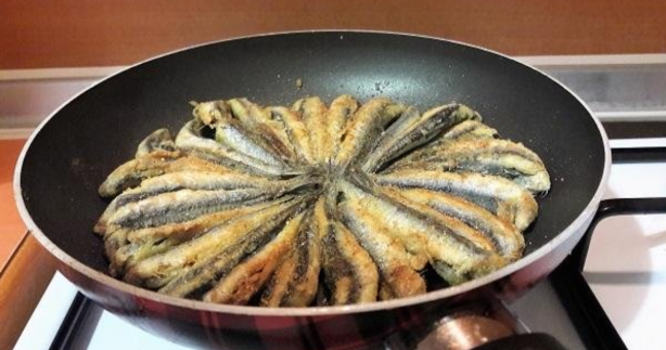 Foto - Karadenizlilerin sırrını açıklıyoruz! Balık pişirirken 1 yaprak koyduğunuzda kokudan eser kalmıyor!