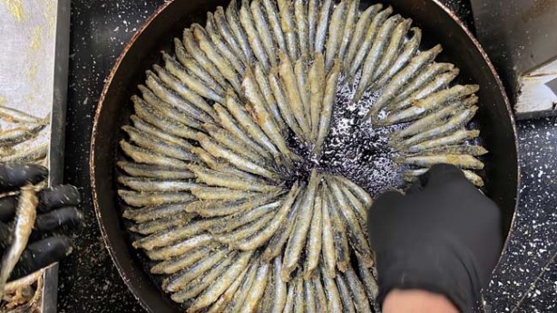 Foto - Karadenizlilerin sırrını açıklıyoruz! Balık pişirirken 1 yaprak koyduğunuzda kokudan eser kalmıyor!