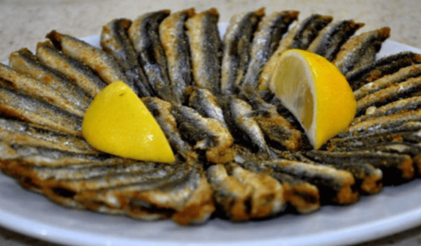 Foto - Karadenizlilerin sırrını açıklıyoruz! Balık pişirirken 1 yaprak koyduğunuzda kokudan eser kalmıyor!