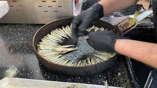 Foto - Karadenizlilerin sırrını açıklıyoruz! Balık pişirirken 1 yaprak koyduğunuzda kokudan eser kalmıyor!