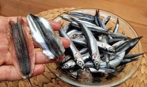 Foto - Karadenizlilerin sırrını açıklıyoruz! Balık pişirirken 1 yaprak koyduğunuzda kokudan eser kalmıyor!