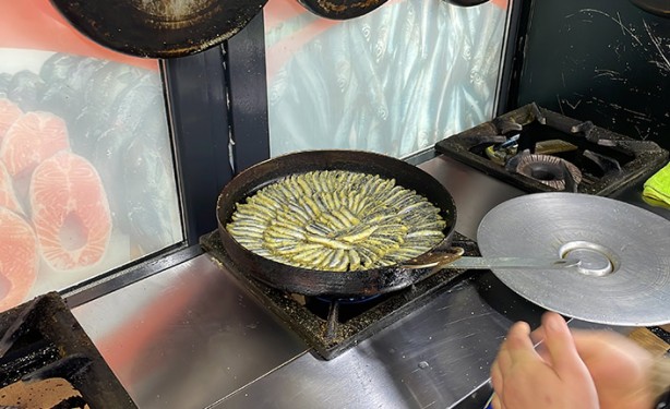 Foto - Karadenizlilerin sırrını açıklıyoruz! Balık pişirirken 1 yaprak koyduğunuzda kokudan eser kalmıyor!