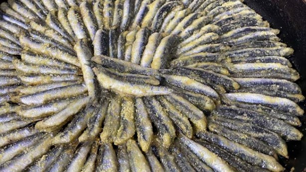 Foto - Karadenizlilerin sırrını açıklıyoruz! Balık pişirirken 1 yaprak koyduğunuzda kokudan eser kalmıyor!