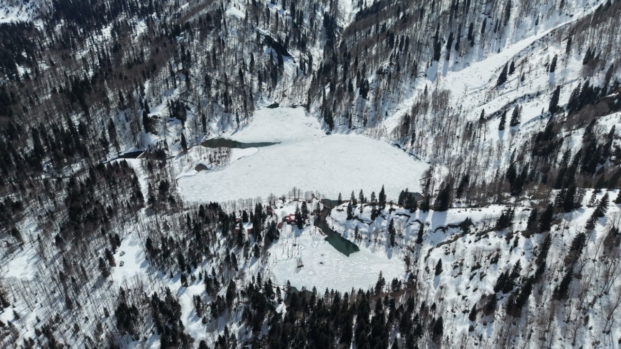 Karagöl, beyaz örtüyle kaplandı!