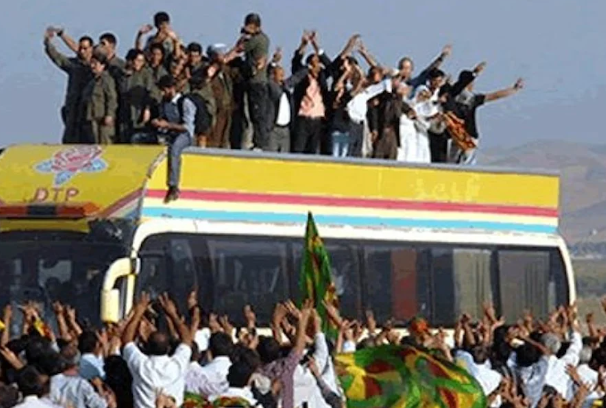 Foto - Karahasanoğlu Uğur Dündar’ı paçavraya çevirdi "Şerefsiz"