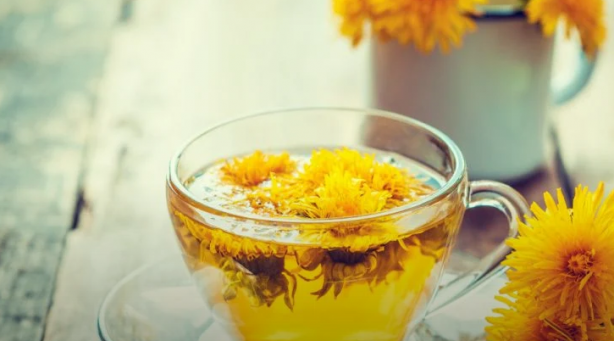 Foto - Karahindiba: resmen savaş veriyor, diğerlerini unutun! Yararı şok etti! Kullanınca her şey değişecek! Tüm gün 1 bardak kadar..