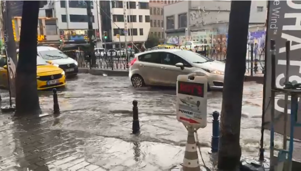 Foto - Karaköy'ü gören deniz taştı sandı