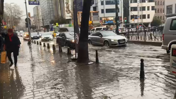 Foto - Karaköy'ü gören deniz taştı sandı