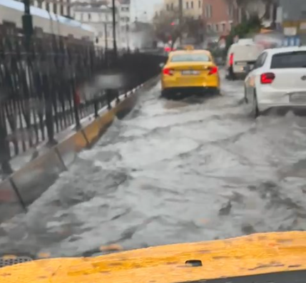 Karaköy'ü gören deniz taştı sandı