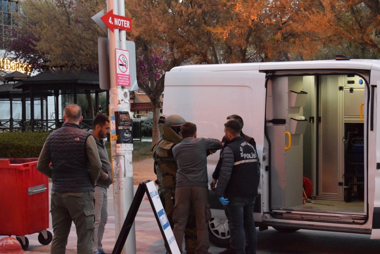 Foto - Karaman'da fünye ile patlatılan çantadan para çıktı