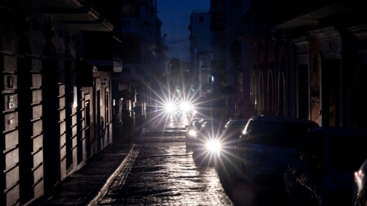 Karanlığa gömüldüler! O ülkede yüzbinlerce kişi elektriksiz ve susuz kaldı