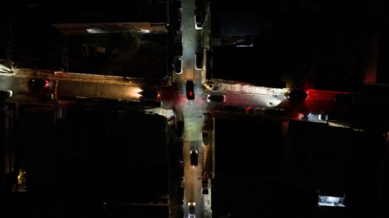 Foto - Karanlığa gömüldüler! O ülkede yüzbinlerce kişi elektriksiz ve susuz kaldı