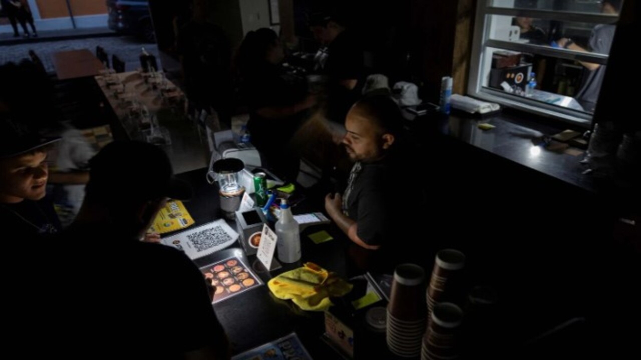 Foto - Karanlığa gömüldüler! O ülkede yüzbinlerce kişi elektriksiz ve susuz kaldı