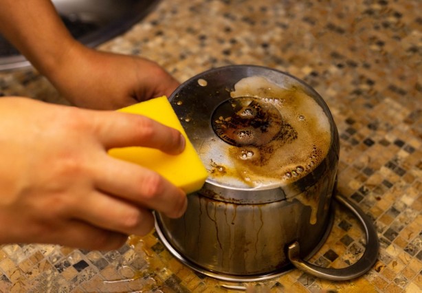 Kararan tencere ve tavaları atmayın! Sadece 10 dakikaya ihtiyacınız var