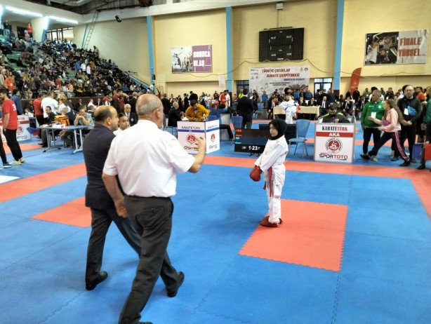 Karate Şampiyonasında skandal hakem kararı