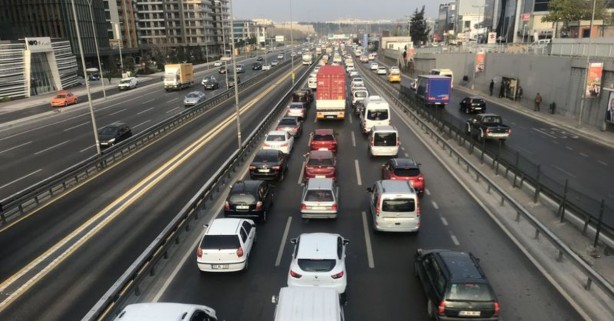 Karayollarında yeni dönem! Trafikte bunu yapmayan yandı