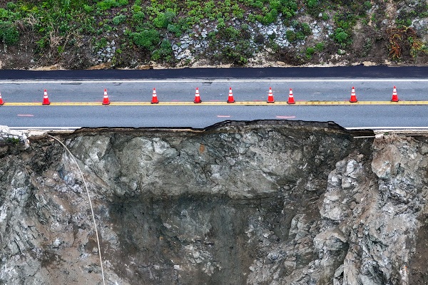Foto - Karayolu çöktü, 1600 kişi mahsur kaldı
