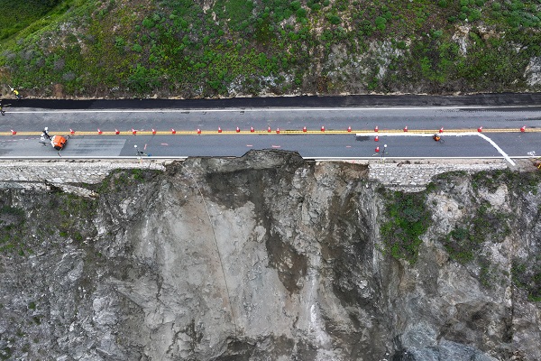 Foto - Karayolu çöktü, 1600 kişi mahsur kaldı