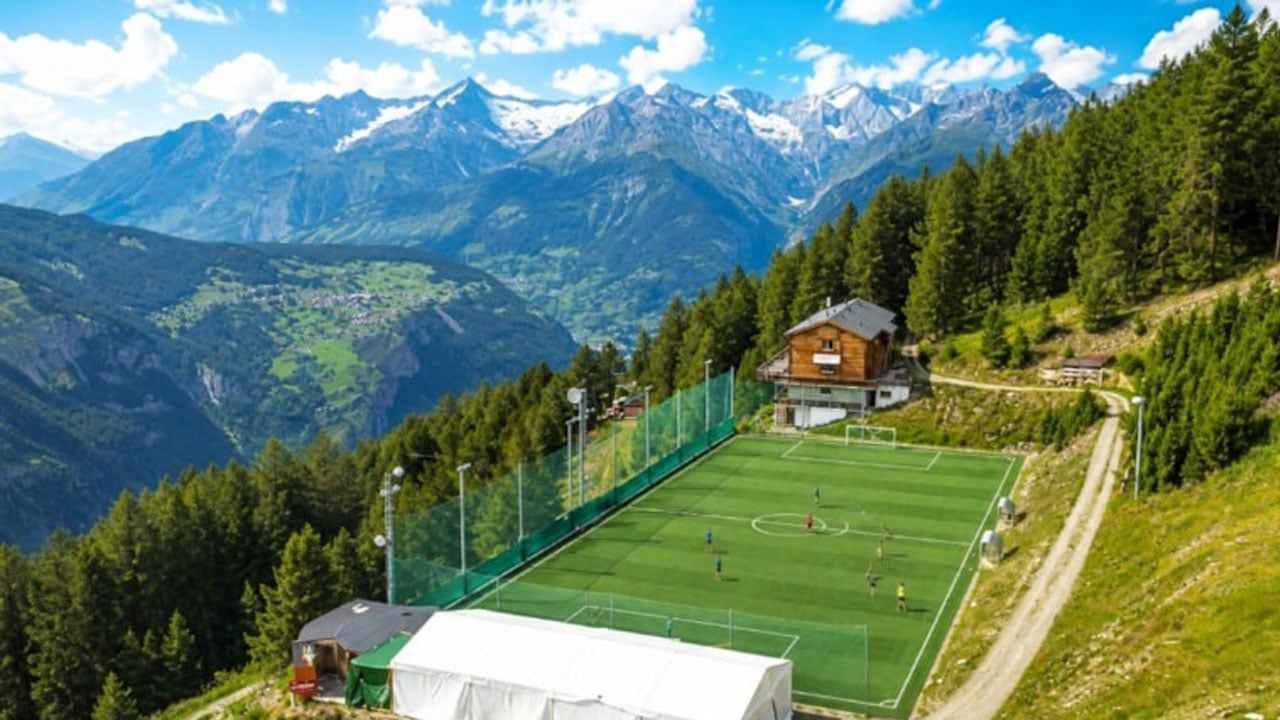 Karayolu ile ulaşımı olmayan, sadece 5 kişinin yaşadığı köyün tepesine futbol sahası inşa ettiler