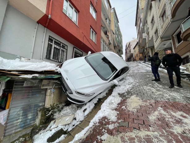 Foto - Karda kayan araç doğalgaz kutusunu patlattı! Mahalleli panik yaşadı