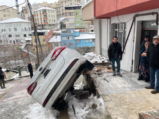 Foto - Karda kayan araç doğalgaz kutusunu patlattı! Mahalleli panik yaşadı
