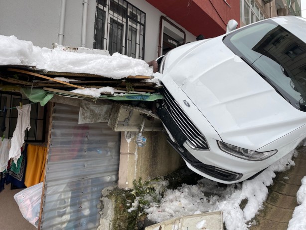 Foto - Karda kayan araç doğalgaz kutusunu patlattı! Mahalleli panik yaşadı