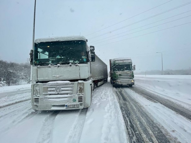Foto - Karda kayan araçlar ulaşımı aksatıyor