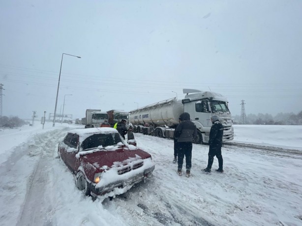 Foto - Karda kayan araçlar ulaşımı aksatıyor