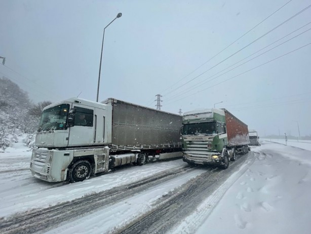 Karda kayan araçlar ulaşımı aksatıyor