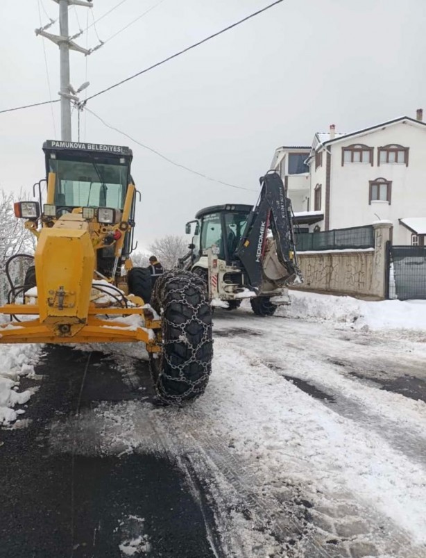 Foto - Karda mahsur kalan 10 araç iş makineleriyle kurtarıldı