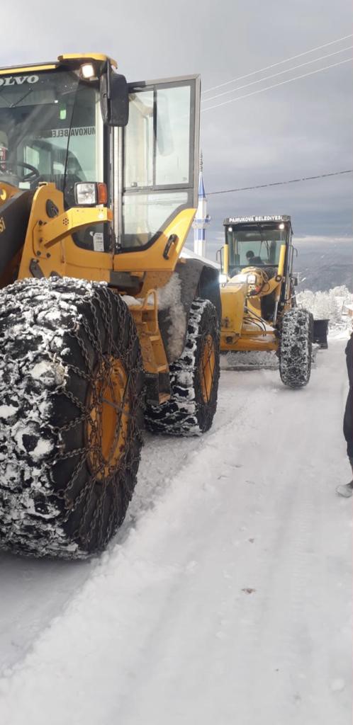 Foto - Karda mahsur kalan 10 araç iş makineleriyle kurtarıldı