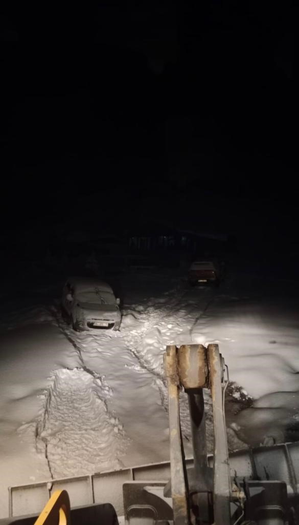 Foto - Karda mahsur kalan 10 araç iş makineleriyle kurtarıldı