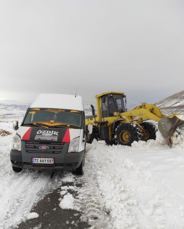 Foto - Karda mahsur kalan minibüsteki yolcular kurtarıldı