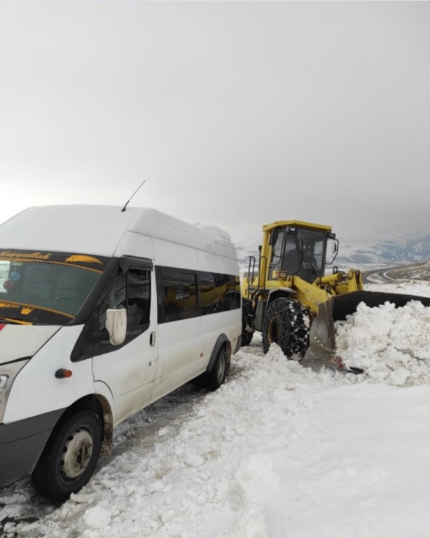 Foto - Karda mahsur kalan minibüsteki yolcular kurtarıldı