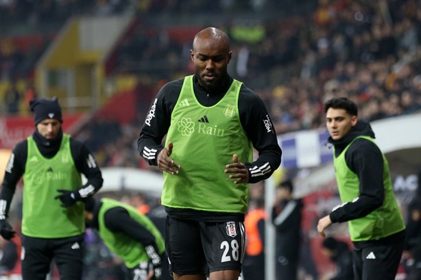 Foto - Kardeş ülke Libya'da Türkiye'ye karşı büyük ayıp! Beşiktaş'a gelen ismi vatan haini ilan ettiler