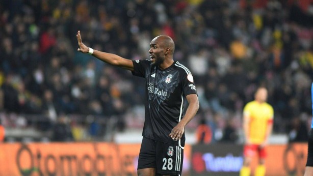 Foto - Kardeş ülke Libya'da Türkiye'ye karşı büyük ayıp! Beşiktaş'a gelen ismi vatan haini ilan ettiler