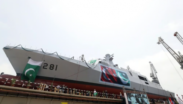 Foto - Kardeş ülke "Türkiye'yi vuracağız" diyen ülkeye karşı Türk savaş gemisini suya indirdi