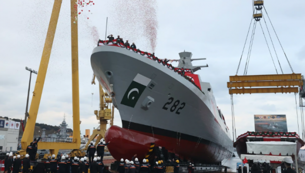 Foto - Kardeş ülke "Türkiye'yi vuracağız" diyen ülkeye karşı Türk savaş gemisini suya indirdi