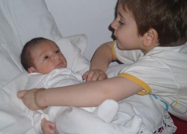 Foto - Kardeşlerini öyle bir kıskanıyorlar ki, yüzlerinden okunuyor!