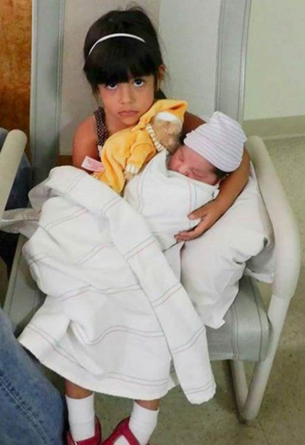 Foto - Kardeşlerini öyle bir kıskanıyorlar ki, yüzlerinden okunuyor!