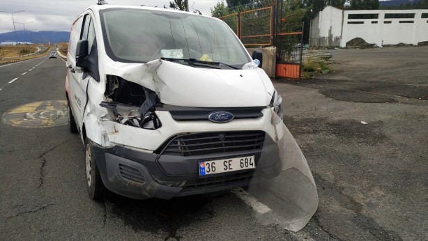 Foto - Kargo aracı at arabasına çarptı