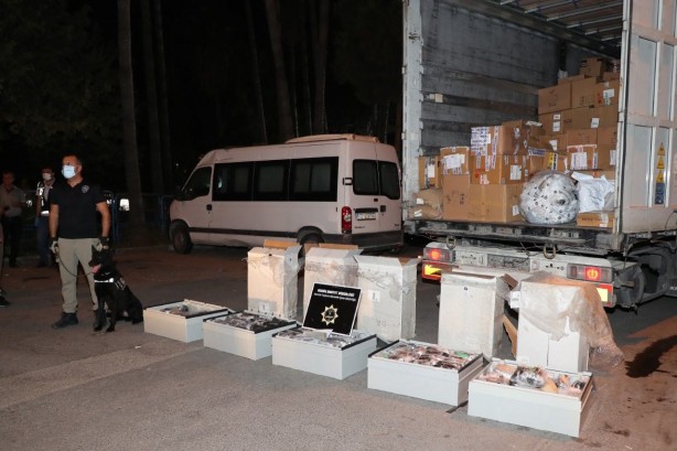Foto - Kargo aracında büyük ahlaksızlık! Polis hemen paketledi