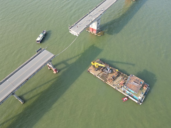 Foto - Kargo gemisinin çarptığı köprü yıkıldı: 5 ölü