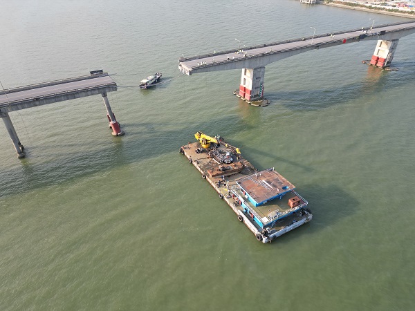 Foto - Kargo gemisinin çarptığı köprü yıkıldı: 5 ölü